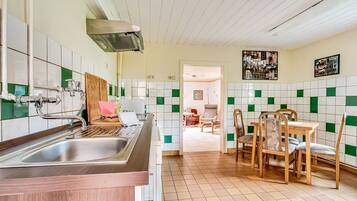 Apartemen | Dapur pribadi | Microwave, mesin pencuci piring, dan mesin pembuat kopi/teh