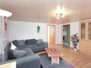DVD player, MP3 dock - Apartment Near Eisenach With a Separate Entrance and Covered Terrace (Wutha-Farnroda)