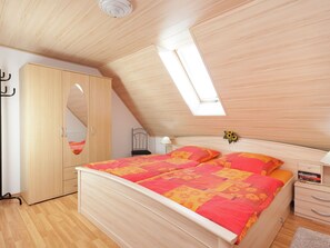 1 bedroom, individually furnished, cribs/infant beds, bed sheets - Apartment Near Eisenach With a Separate Entrance and Covered Terrace (Wutha-Farnroda)