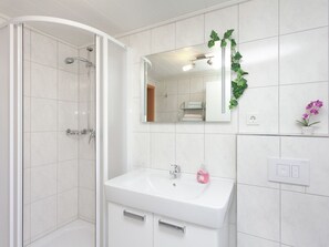 Shower, hair dryer, towels - Apartment Near Eisenach With a Separate Entrance and Covered Terrace (Wutha-Farnroda)