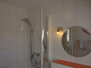 Ferienhaus | Badezimmer | Dusche, Handtücher