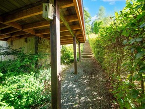 A covered wooden structure with a stone wall and a gravel path leading to a staircase. - Forest-edge Hideaway, Bouillon (Bouillon)