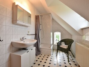 Apartment | Bathroom | Shower, towels - Spacious Apartment in Insel Poel near Baltic Sea (Insel Poel)