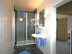 Apartment | Bathroom - Cosy Apartment With Terrace and Garden Access in a Quiet Wooded Area (Goessweinstein)