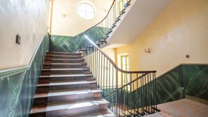 A staircase with a marble wall and a wooden handrail. - Villa in Grimaud Near Tennis Court & Pool (Montbrun-les-Bains)