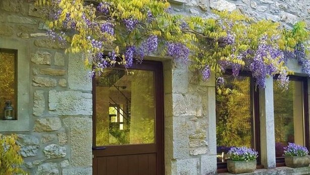 A stone building with a wooden door and windows. - Chimay Nature Hideaway (Chimay)