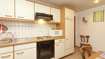 Apartemen | Dapur pribadi | Kursi makan untuk bayi dan peralatan masak/sendok-piring