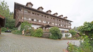 Ein mehrstöckiges Gebäude mit traditioneller Architektur, mit Balkonen und einer Stein-Fassade.