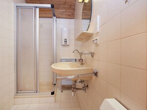 Bathroom | Shower, towels