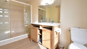 House | Bathroom - Cosy Holiday Home in Port-en-bessin-huppain With Terrace (Port-en-Bessin-Huppain)