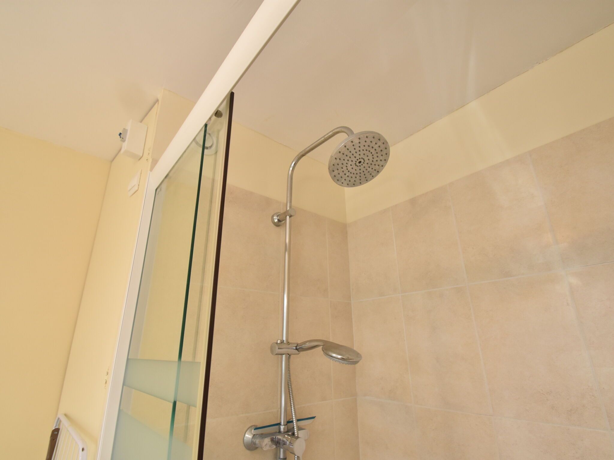 Rumah | Kamar mandi | Shower dan handuk