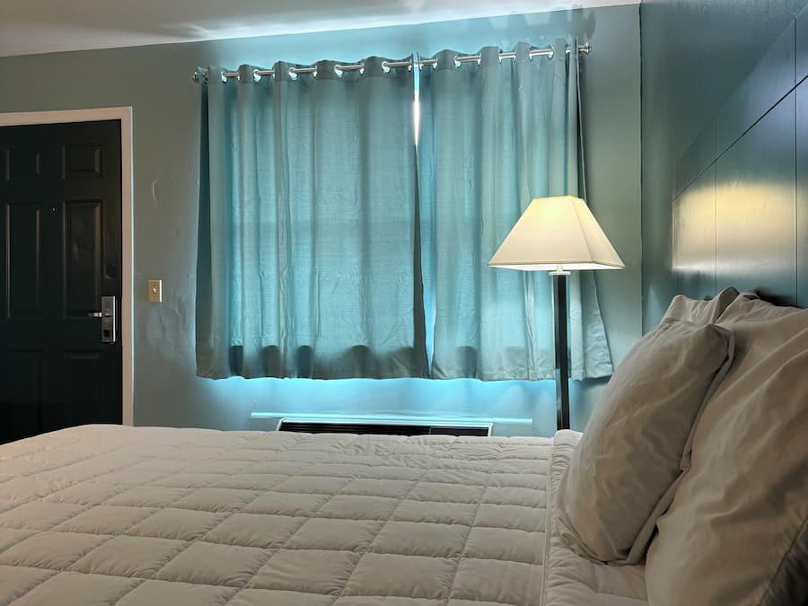 Escritorio, espacio para trabajar con laptop y wifi gratis