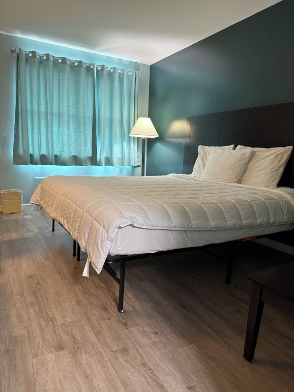 مكتب ومساحة عمل للكمبيوتر المحمول وواي فاي مجانًا وملاءات أسرّة