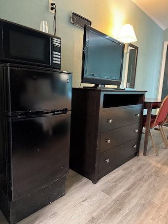 Desk, laptop workspace, free WiFi, bed sheets