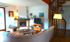 Living room - Villa in Le Boulou With Scenic Hilltop Views (Le Boulou)