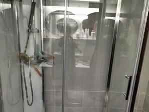 Villa | Bathroom - Villa in Le Boulou With Scenic Hilltop Views (Le Boulou)