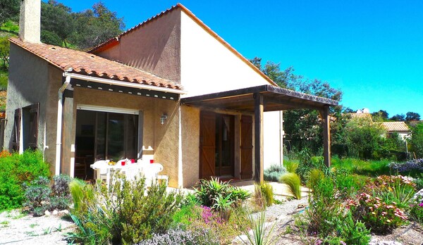 Villa In Le Boulou With Scenic Hilltop Views - Pyrénées-Orientales