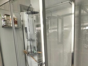Villa | Bathroom - Villa in Le Boulou With Scenic Hilltop Views (Le Boulou)