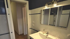 House | Bathroom | Shower, towels
