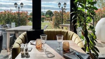 2 restaurantes, é servido almoço