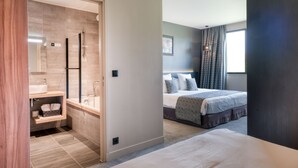 Habitación (Prestige) | Ropa de cama de alta calidad, minibar, caja fuerte y escritorio