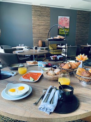 Desayuno continental (EUR 18 por persona) 