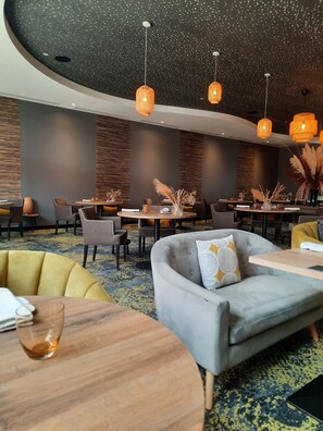 Daily continental breakfast (EUR 18 per person)