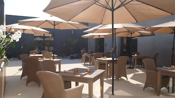 2 restaurants, lunch served