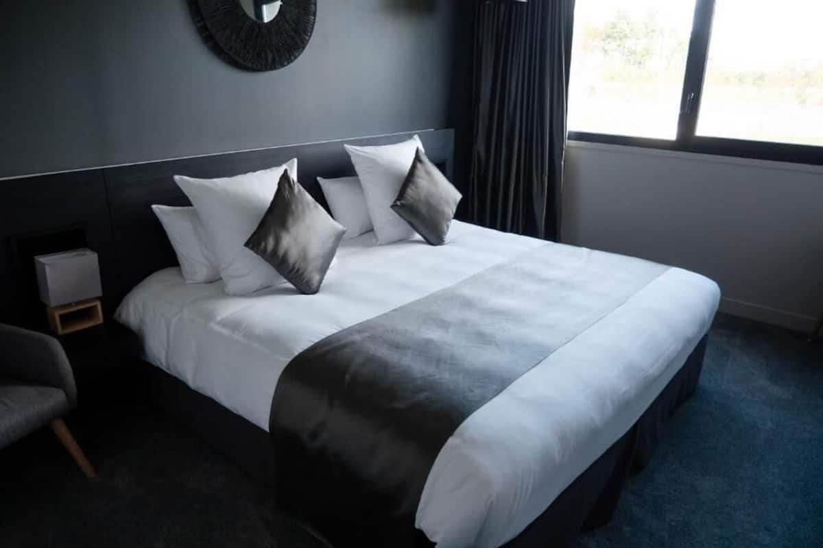 Premium bedding, minibar, in-room safe, desk