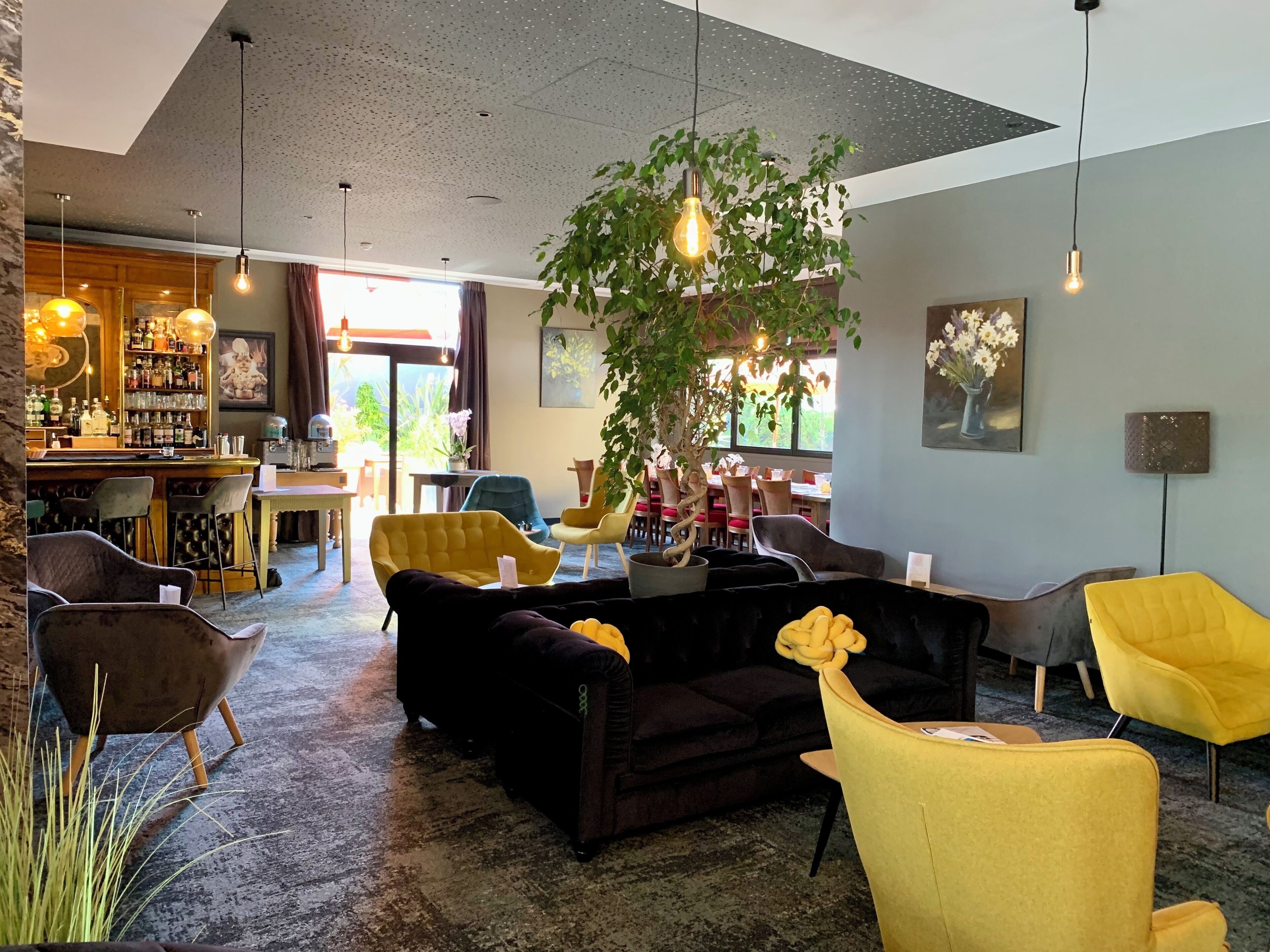 2 restaurants, lunch served