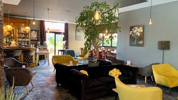 2 restaurants, lunch served