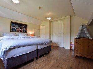 3 bedrooms, cots/infant beds, individually furnished, bed sheets - Spacious Holiday Home Near Forest in Bronckhorst (Baak)