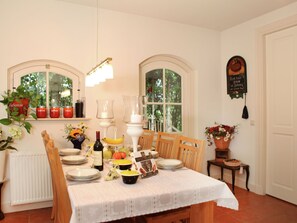 Dining - Spacious Holiday Home Near Forest in Bronckhorst (Baak)