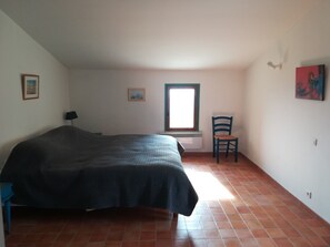 2 bedrooms, iron/ironing board, bed sheets