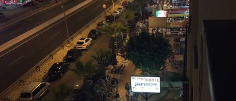 A street view at night with a restaurant named 'Shakira Indian Restaurant' and a sign for 'Restaurant Jumbo' visible.