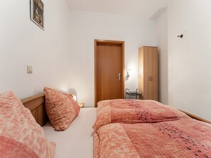 Apartment | 2 bedrooms, bed sheets - Home for 5 Persons in 1350 Year Old Mosel Town (Ediger-Eller)