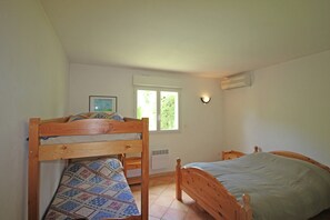 4 bedrooms, individually furnished - Villa in Provence With Pool and Garden (Saint-Paul-en-Foret)
