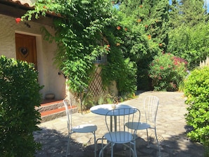 Balcony - Quaint Holiday Home With Private Pool in Lorgues France (Lorgues)