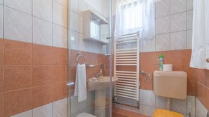 Unclassified image, 5 of 38, button - Spacious 4 Bedroom Apartment With Beautiful Private Pool, Terrace, Taverne, BBQ (Podgradina)