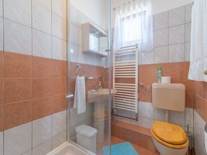 Shower, hair dryer, towels - Spacious 4 Bedroom Apartment With Beautiful Private Pool, Terrace, Taverne, BBQ (Podgradina)