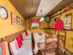 Dining - Spacious 4 Bedroom Apartment With Beautiful Private Pool, Terrace, Taverne, BBQ (Podgradina)