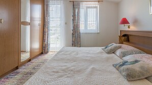 Unclassified image, 3 of 38, button - Spacious 4 Bedroom Apartment With Beautiful Private Pool, Terrace, Taverne, BBQ (Podgradina)