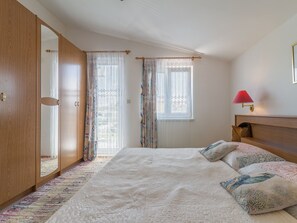 4 bedrooms, cots/infant beds, individually furnished, bed sheets - Spacious 4 Bedroom Apartment With Beautiful Private Pool, Terrace, Taverne, BBQ (Podgradina)