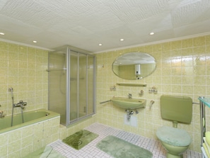 Bathroom | Bathtub, towels - An Attractively Furnished Holiday Home Amidst the Beautiful Hünsruck Scenery (Mastershausen)