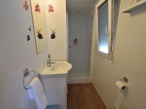 Mobil Karavan | Kamar mandi | Shower dan handuk