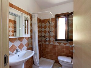 Villa | Badezimmer | Dusche, Handtücher