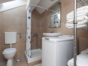 Apartment | Badezimmer | Dusche, Haartrockner, Handtücher