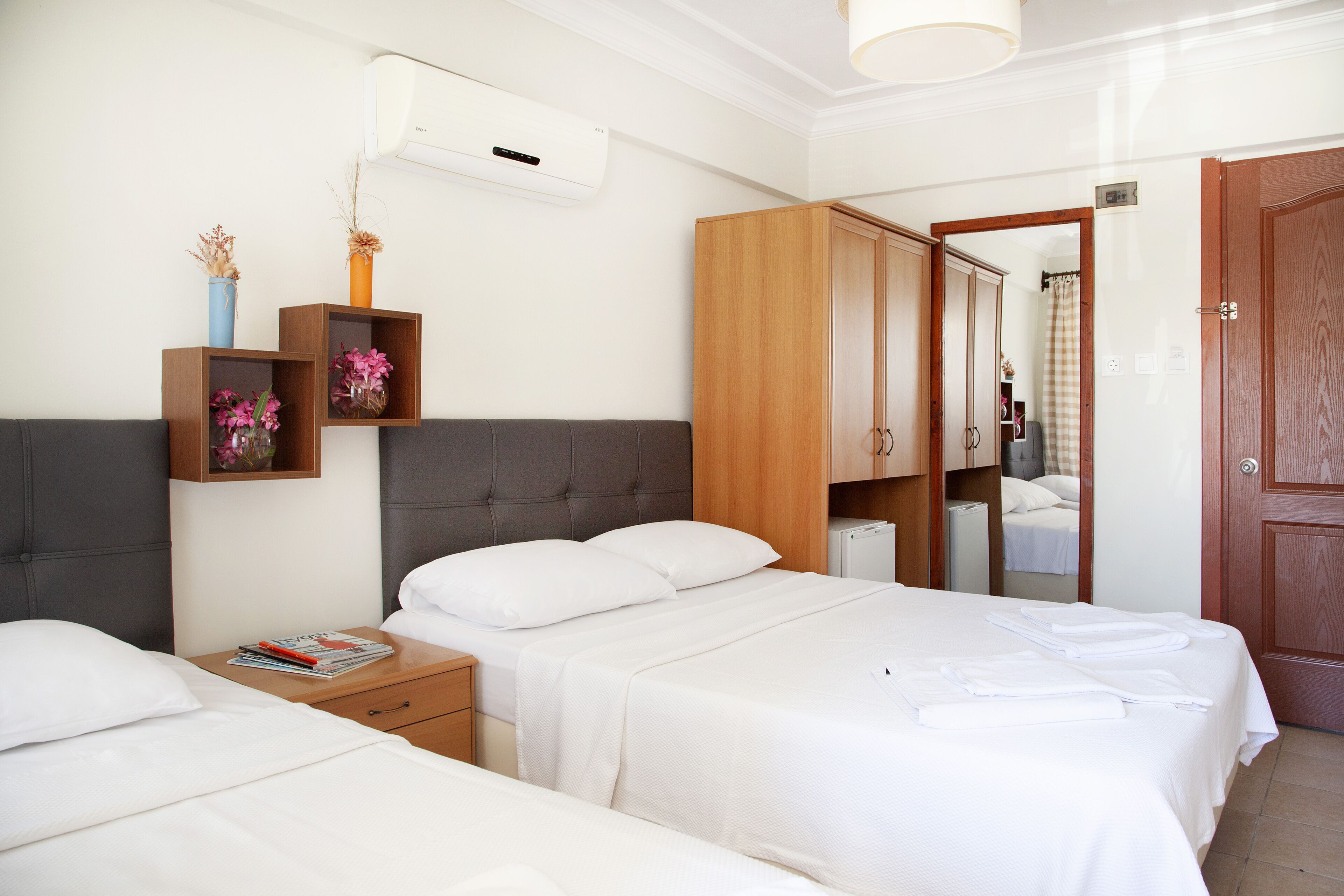 deluxe double room | minibar, in-room safe, iron/ironing board, free wifi
