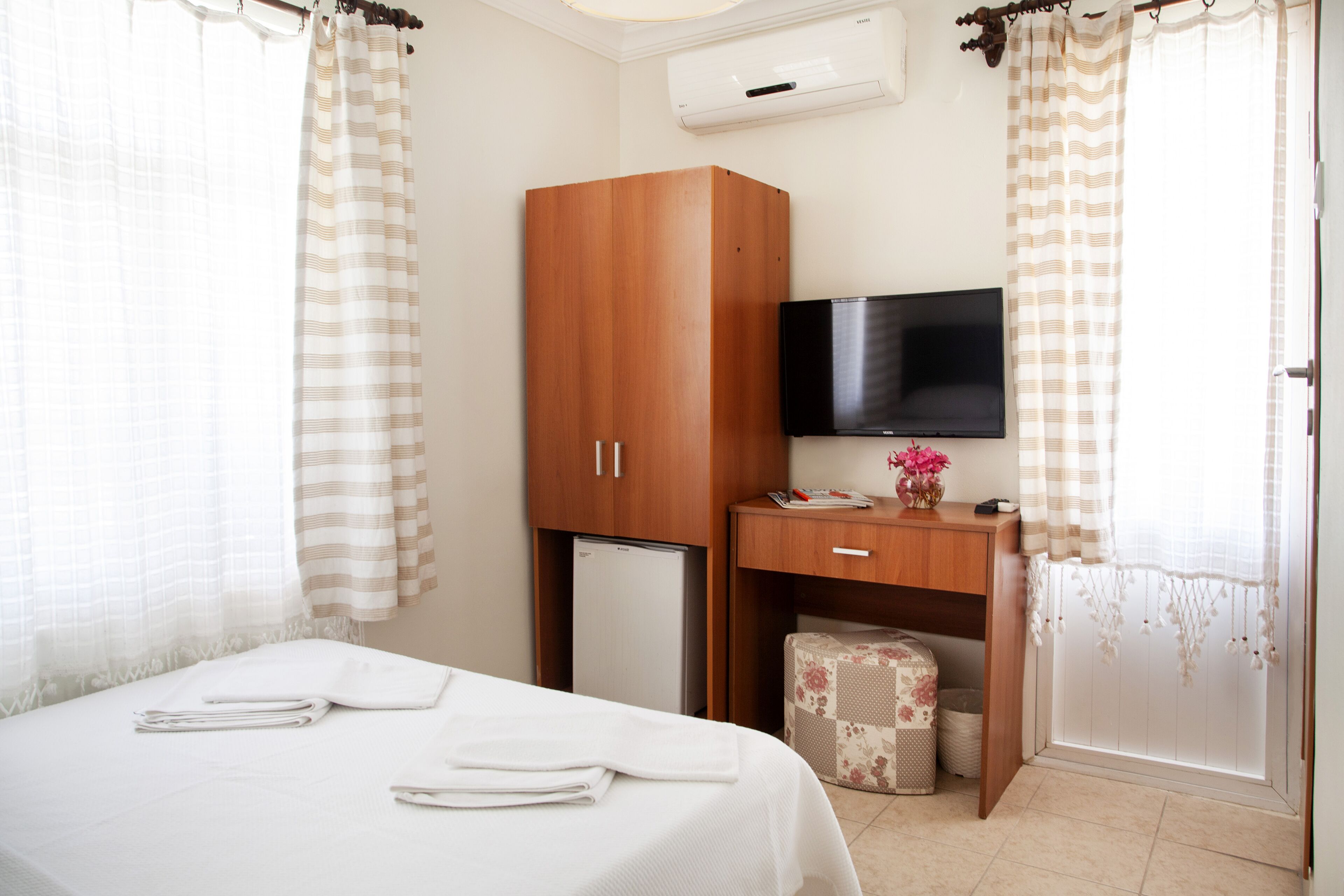 standard double room | minibar, in-room safe, iron/ironing board, free wifi
