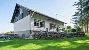A two-story house with a stone wall and a balcony. - Trierscheid Countryside Escape (Trierscheid)